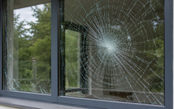 Dlaczego szkło hartowane pęka? Uderzenie to tylko jedna z przyczyn