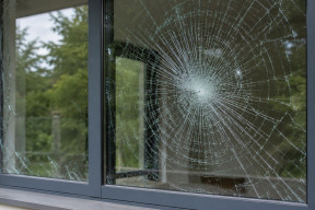 Dlaczego szkło hartowane pęka? Uderzenie to tylko jedna z przyczyn
