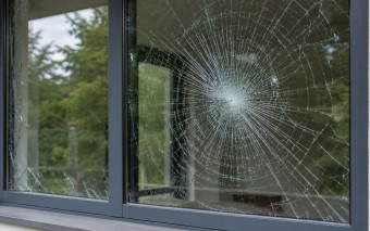 Dlaczego szkło hartowane pęka? Uderzenie to tylko jedna z przyczyn
