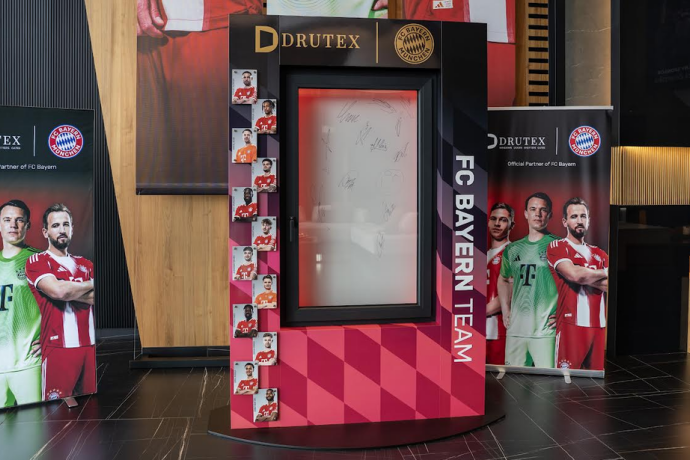 Drutex wylicytował okno z autografami gwiazd FC Bayern. Dochód z aukcji wesprze dzieci w Krakowie