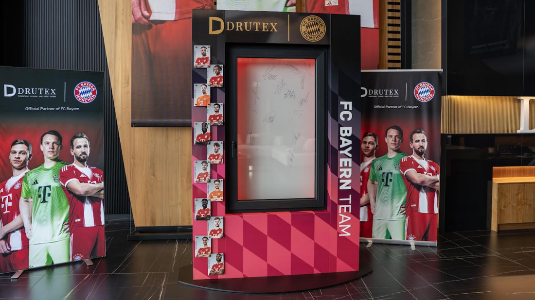 Drutex wylicytował okno z autografami gwiazd FC Bayern. Dochód z aukcji wesprze dzieci w Krakowie