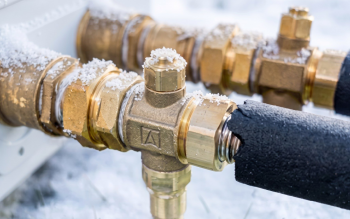 Woda wycieka z pompy ciepła przy 3°C? To nie usterka, lecz sprytna ochrona