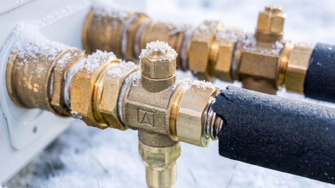 Woda wycieka z pompy ciepła przy 3°C? To nie usterka, lecz sprytna ochrona
