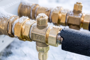 Woda wycieka z pompy ciepła przy 3°C? To nie usterka, lecz sprytna ochrona