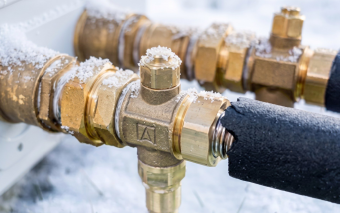 Woda wycieka z pompy ciepła przy 3°C? To nie usterka, lecz sprytna ochrona