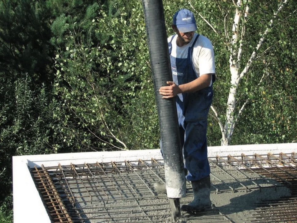zalewanie mieszanką betonową stropu monolitycznego
