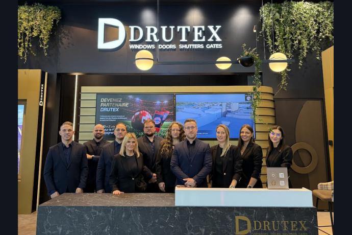Drutex na BATIMAT 2026. Francuskie rozwiązania, norma RE2020 i Franck Ribéry