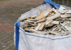 Jak legalnie wywieźć gruz po wyburzeniu ściany działowej?