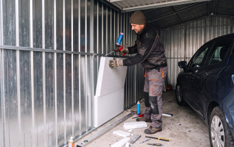 Ocieplenie garażu blaszanego styropianem. Co tak naprawdę niszczy auto i sprzęt po przymrozkach?