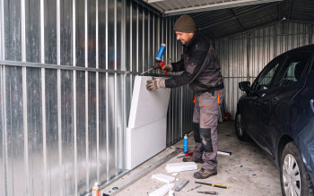 Ocieplenie garażu blaszanego styropianem. Co tak naprawdę niszczy auto i sprzęt po przymrozkach?