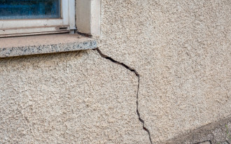 Czy pęknięcia na ścianach i stropach są groźne? Przyczyny i naprawa
