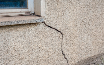 Czy pęknięcia na ścianach i stropach są groźne? Przyczyny i naprawa