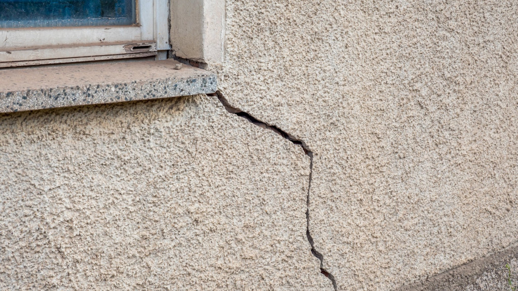 Czy pęknięcia na ścianach i stropach są groźne? Przyczyny i naprawa