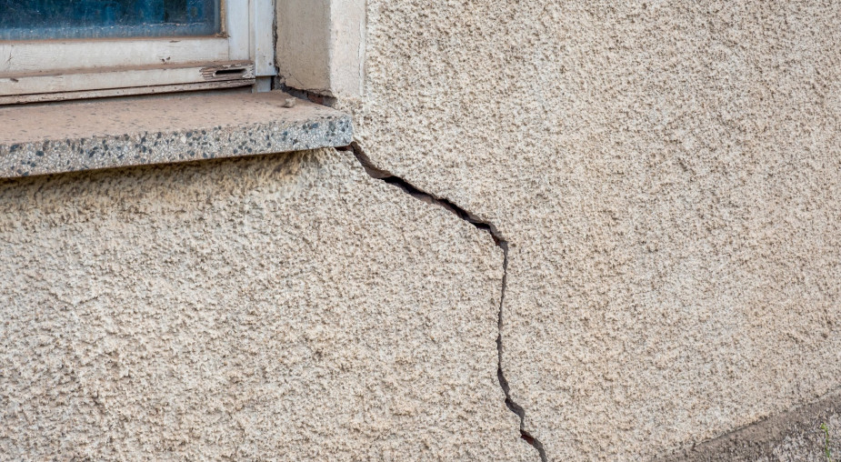 Czy pęknięcia na ścianach i stropach są groźne? Przyczyny i naprawa