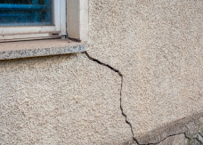 Czy pęknięcia na ścianach i stropach są groźne? Przyczyny i naprawa