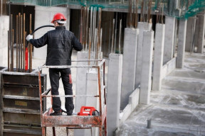 Wibrator wgłębny czy listwa? Tak prawidłowo zagęścisz beton na fundamenty, by nie pękał