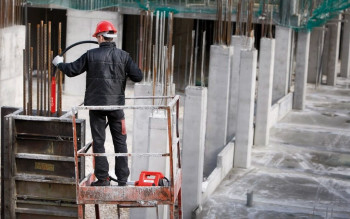 Wibrator wgłębny czy listwa? Tak prawidłowo zagęścisz beton na fundamenty, by nie pękał