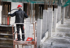 Wibrator wgłębny czy listwa? Tak prawidłowo zagęścisz beton na fundamenty, by nie pękał