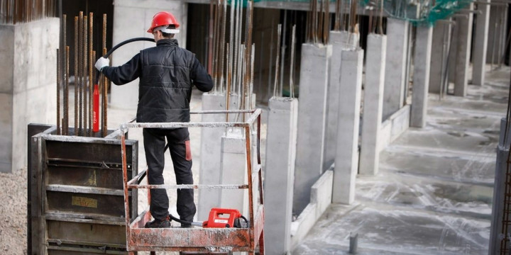 Wibrator wgłębny czy listwa? Tak prawidłowo zagęścisz beton na fundamenty, by nie pękał
