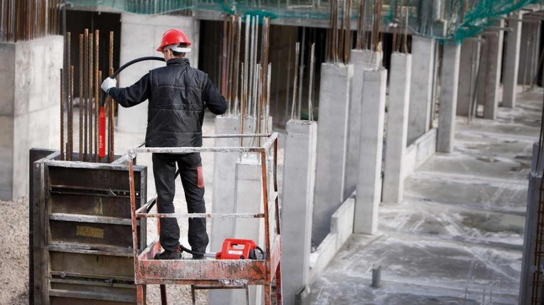 Wibrator wgłębny czy listwa? Tak prawidłowo zagęścisz beton na fundamenty, by nie pękał