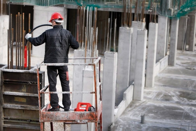 Wibrator wgłębny czy listwa? Tak prawidłowo zagęścisz beton na fundamenty, by nie pękał