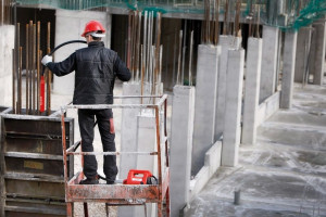 Wibrator wgłębny czy listwa? Tak prawidłowo zagęścisz beton na fundamenty, by nie pękał