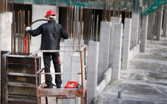 Wibrator wgłębny czy listwa? Tak prawidłowo zagęścisz beton na fundamenty, by nie pękał