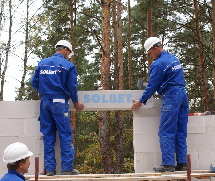 Największe ryzyko występowania mostków cieplnych jest w przypadku budowy ścian jednowarstwowych. Aby je wyeliminować, należy stosować rozwiązania systemowe, takie jak prefabrykowane nadproża czy docieplane kształtki wieńcowe.