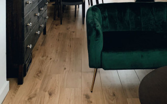 Zapomnij o wymianie podłogi po kilku latach. Co wyróżnia litą deskę podłogową dębową i w jakich klasach jakości występuje?