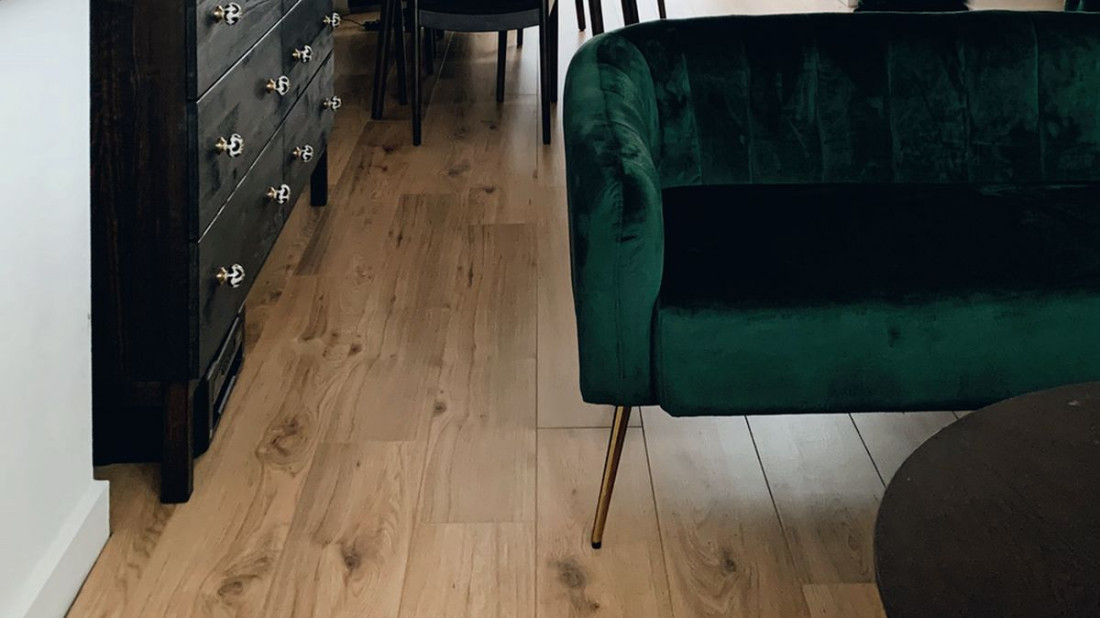 Zapomnij o wymianie podłogi po kilku latach. Co wyróżnia litą deskę podłogową dębową i w jakich klasach jakości występuje?