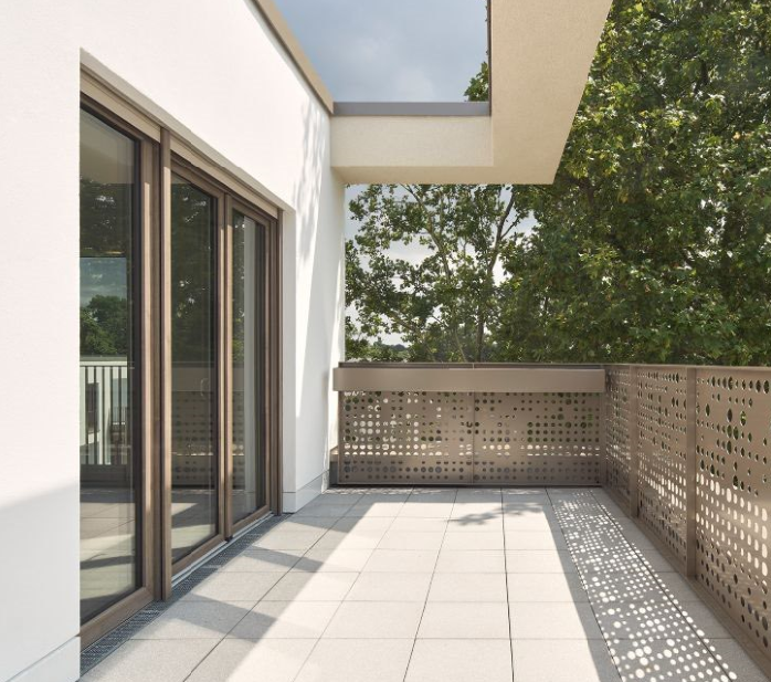 Elegancka kolorystyka AnTeak od zewnątrz akcentuje indywidualny charakter architektury. Fot. Ralph Richter / Schüco