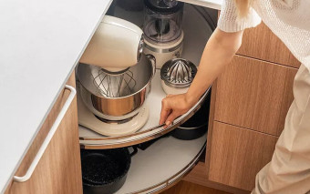 Projektujesz kuchnię w kształcie L lub U? Ten system w szafce narożnej to absolutny hit