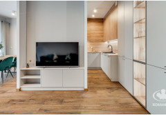 Jak oddzielić kuchnię od salonu bez pełnej ściany? Barek to niejedyna możliwość