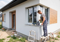 Dlaczego malowanie okien PVC w domu to fatalny pomysł? Skutki widać po 2 latach