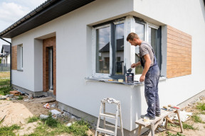 Dlaczego malowanie okien PVC w domu to fatalny pomysł? Skutki widać po 2 latach
