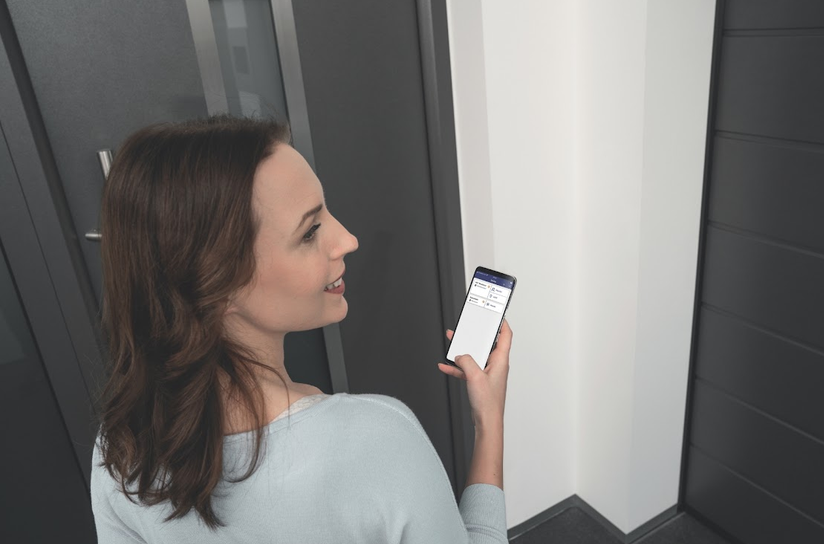 Smartfon z aplikacją jest jednym ze sposobów otwarcia drzwi bez użycia tradycyjnych kluczy.