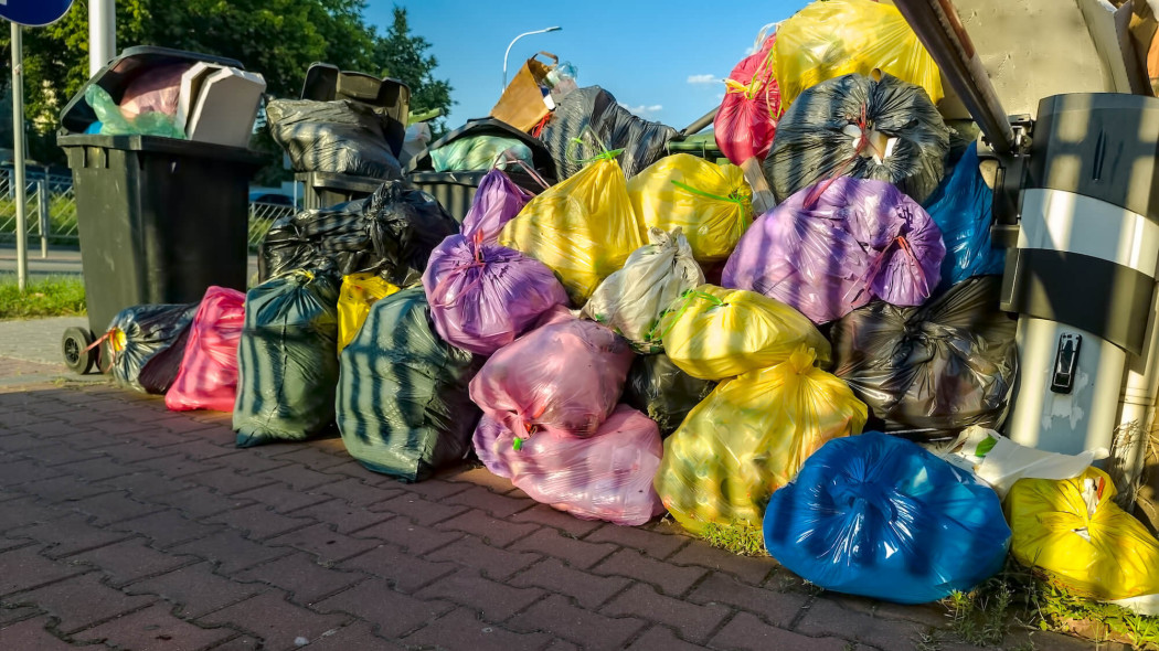 Za worek ze śmieciami przed furtką kara do 5000 zł. Będzie nowy obowiązek dla właścicieli nieruchomości
