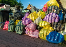 Za worek ze śmieciami przed furtką kara do 5000 zł. Będzie nowy obowiązek dla właścicieli nieruchomości
