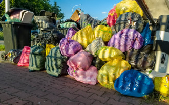 Za worek ze śmieciami przed furtką kara do 5000 zł. Będzie nowy obowiązek dla właścicieli nieruchomości