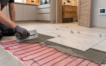 Wystarczą zaledwie 3 mm. Prosty patent na ciepłą podłogę bez kucia i podnoszenia poziomu posadzki